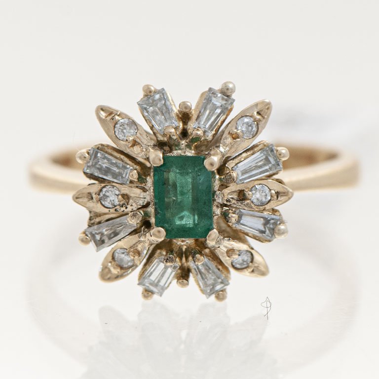 Lote siguiente: Anillo de Oro con Esmeralda y Brillantes