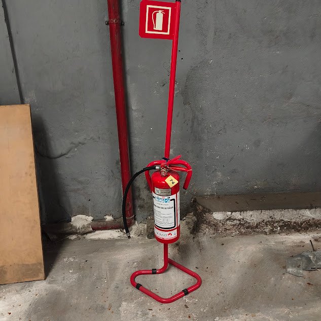 Extintor de Incendios con Soporte de Piso y Señalización