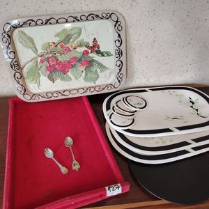 Lote siguiente: Dos Bandejas Decorativas con Cucharitas de Colección