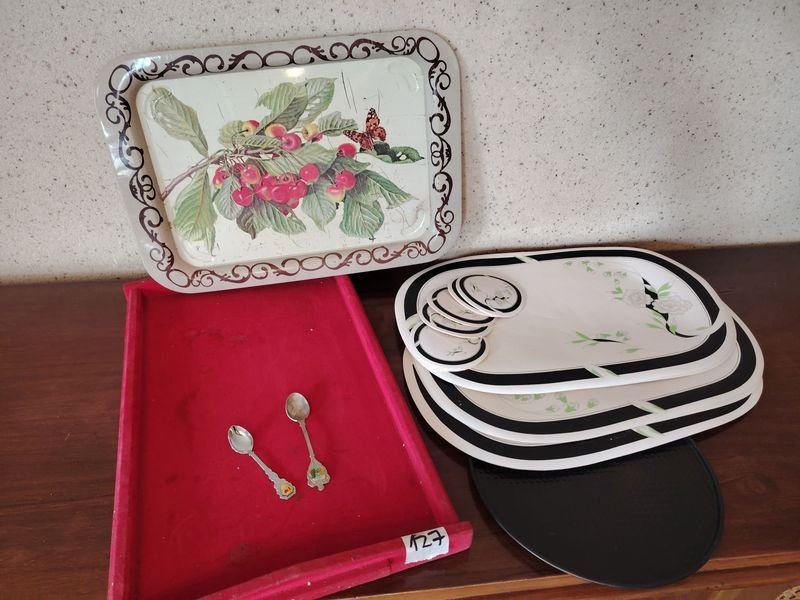 Dos Bandejas Decorativas con Cucharitas de Colección