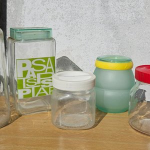 Jarra y 5 Recipientes de Vidrio con Tapas - imagen 3