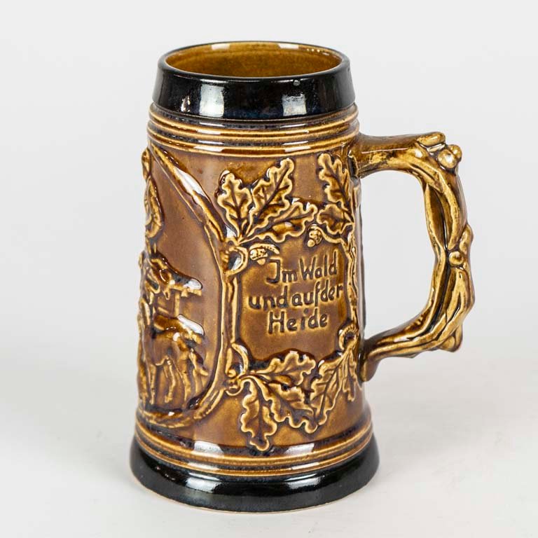 Jarra de cerveza cerámica con escenas en relieve - imagen 2