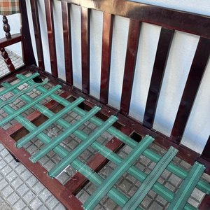 Sillón de madera oscura con detalles a cuadros - imagen 5