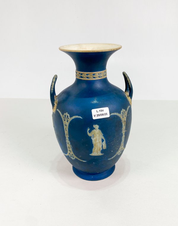 Lote siguiente: Vaso de porcelana Wedgwood azul con patrón griego