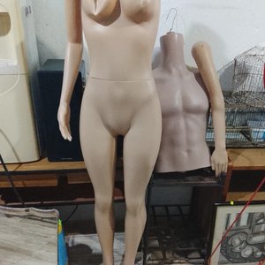 Lote siguiente: Maniquí Femenino Completo y Medio Maniquí Torso Masculino