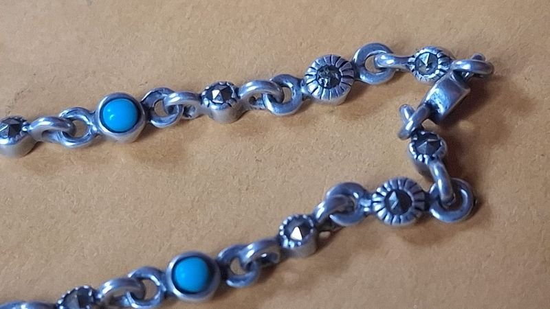 Lote siguiente: Linda Pulsera de plata con detalles en plata y azul
