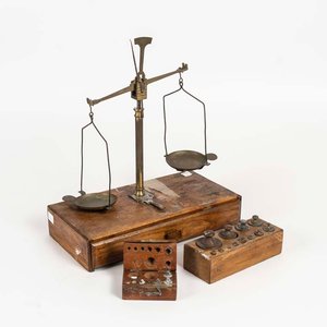 Balanza de Joyero Antigua de Madera y Metal con Pesas y Cepos - imagen 1