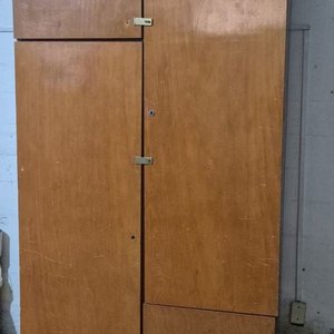 Lote anterior: Ropero de Madera con Tres Puertas, Estantes y Cajones