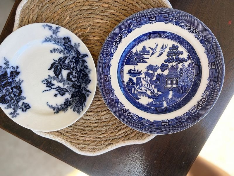 Lote siguiente: Platos decorativos de loza azul y blanco