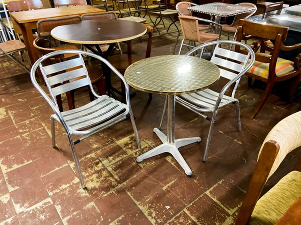 Juego de Mesa Redonda Metálica con Cuatro Sillas de Aluminio