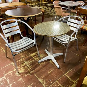 Lote siguiente: Juego de Mesa Redonda Metálica con Cuatro Sillas de Aluminio