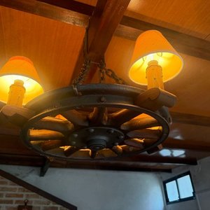 Lámpara Rústica con Rueda de Carro - Madera y Hierro - imagen 1