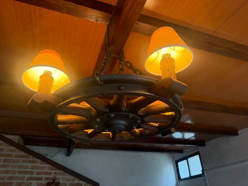 Lámpara Rústica con Rueda de Carro - Madera y Hierro