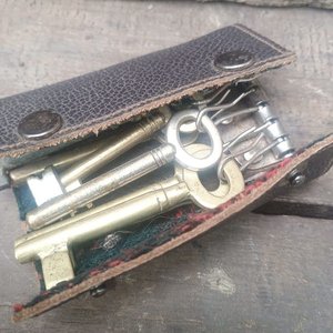 Estuche Porta Llaves de Cuero con Llaves Antiguas - imagen 2