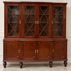 Lote siguiente: Gran Aparador Inglés de Madera Oscura con Puertas y Estantes
