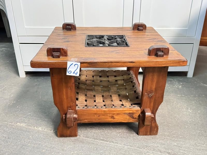MESA DE LIVING CUADRADA CON ESTANTE DE CUERO - imagen 4