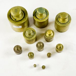 Lote de 12 Pesas Antiguas de Bronce - imagen 2