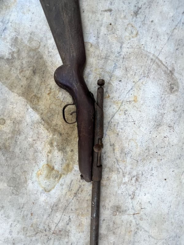 Fusil de cerrojo antiguo en mal estado - imagen 3