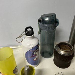Lote de Utensilios de Cocina y Hogar: Termo, Mate, Cubiertos, Platos y Más - imagen 9