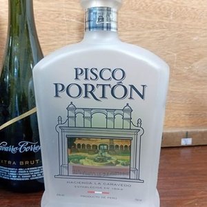 Lote de Frascos y Botellas Decorativas de Vidrio Azul, Ámbar y Verde - imagen 5