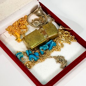 Reloj de Pulsera Casio para Dama con Malla de Cuero y Accesorios Dorados - imagen 3