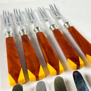 Juego de 11 Tenedores y Cuchillos de Postre con Mangos Marrones y Amarillos - imagen 4