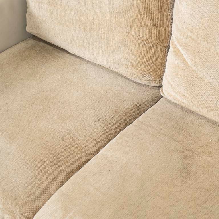 Sofá de dos cuerpos tapizado en cuerina blanca, almohadones tapizados en pana y patas cromadas - imagen 3