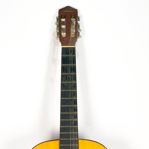 Guitarra Clásica Kashima de Madera con Detalles de Uso - imagen 4