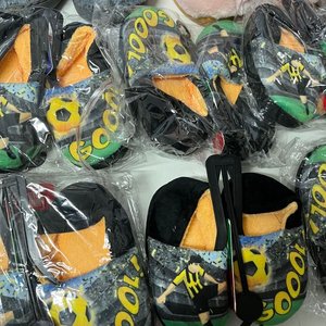 Mochila Infantil "Avengers" y 16 Pares de Pantuflas Variadas - imagen 7