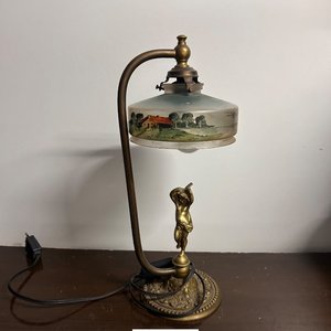 Lámpara de mesa antigua con figura de querubín y paisaje pintado - imagen 4