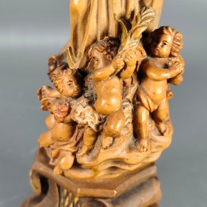 Dos Tallas Religiosas en Madera: Virgen con Niño y Otra con Querubines - imagen 9