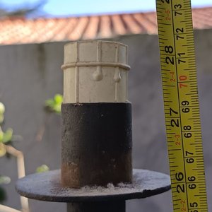 Lámpara de mesa artesanal de estilo rústico La base está compuesta por un robusto medio tronco de madera noble con su corteza natural texturizada, sobre el cual se monta el cuerpo principal de una antigua bomba de agua manual giratorio de hierro fundido No. 2 Allwilen Original Pumpe. Incorpora detalles de fontanería vintage como cañerías de hierro y una canilla de bronce decorativo en el eje. En Muy bueno estado de Conservación. Medidas Sin pantalla: Alto 72 cm - Base Largo 33 cm - imagen 10