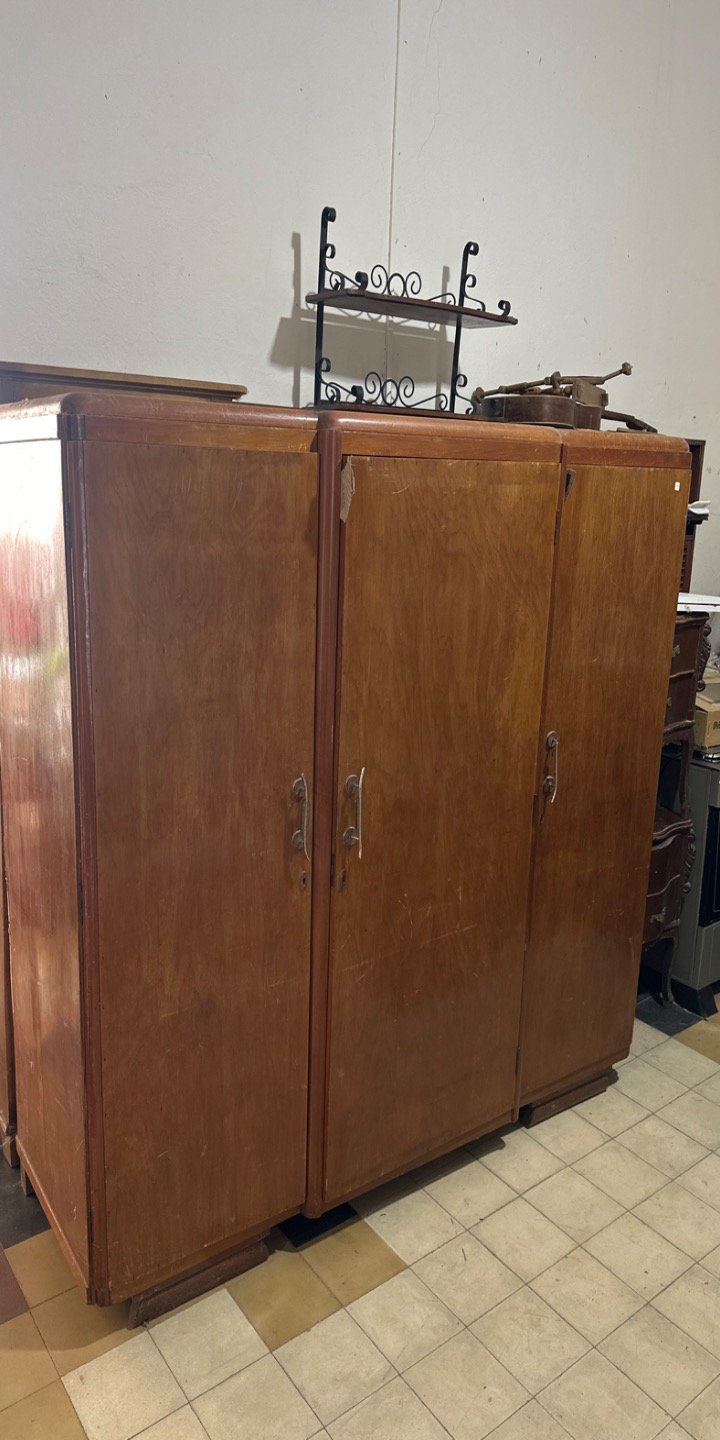 Lote siguiente: Ropero de madera con estantes metálicos