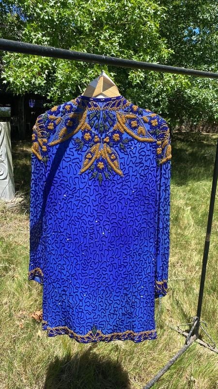 Lentejuelas y elegancia en esta subasta de moda