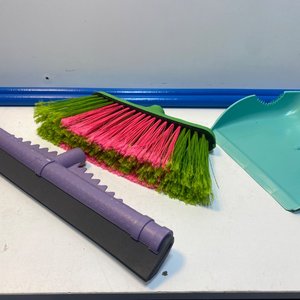 Set de Limpieza: Papelera Aroplast 20L, Escoba, Trapo y Pala - imagen 3