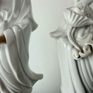 Par de Figuras de Porcelana Blanc de Chine Estilo Oriental - imagen 2