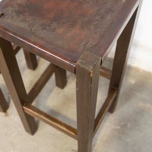 Par de Taburetes Altos de Madera con Asientos de Cuero - imagen 2