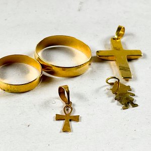 Lote de 4 Piezas: Dos Alianzas y Dos Colgantes (Cruz y Figura Humana) - imagen 2