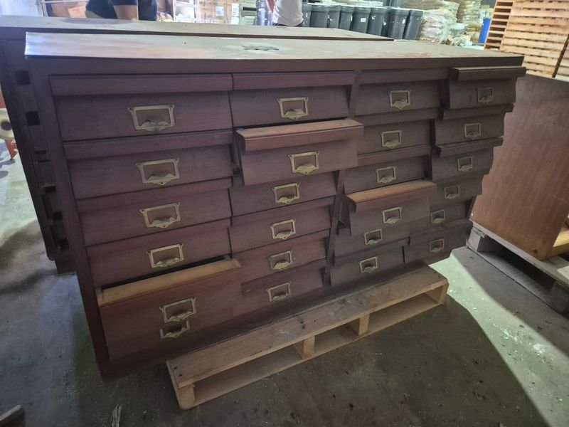 Antiguo fichero de 24 cajones en buen estado