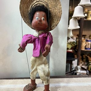 Marioneta Antigua Articulada con Sombrero de Fibra y Chaqueta Rosa - imagen 3