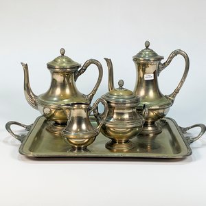 Lote siguiente: Juego de Servicio de Metal y Alpaca: Cafetera, Tetera, Lechera, Azucarero y Bandeja