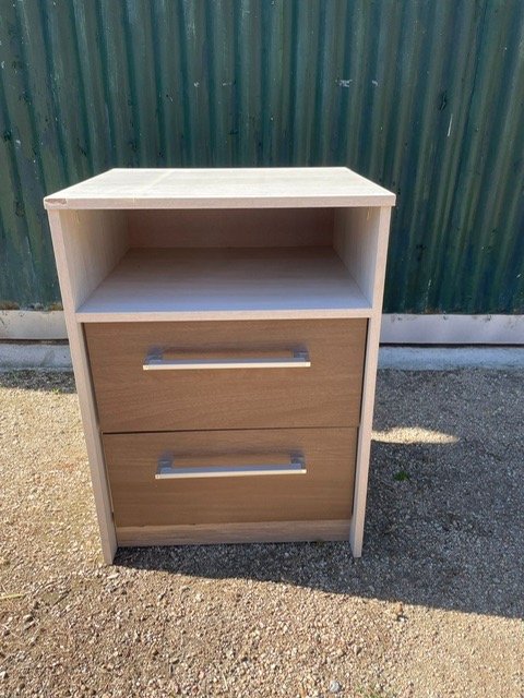 Lote siguiente: Mesa de luz grande en madera