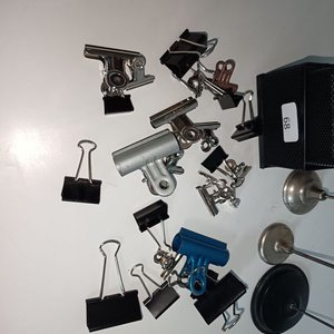 Lote de Artículos de Oficina: Clips, Sujeta Papeles y Organizador - imagen 4