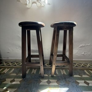Par de Banquetas Altas de Madera Oscura - imagen 5