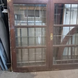Ventana Antigua de Madera con Vidrio Oscuro, Hierro y Reja - imagen 2