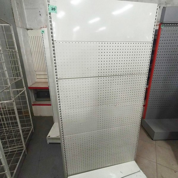Exhibidor Metálico Blanco Perforado con Cabecera Lisa - imagen 1