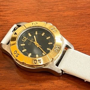 Reloj Guess de Dama Deportivo con Bisel Dorado y Correa Blanca - imagen 2