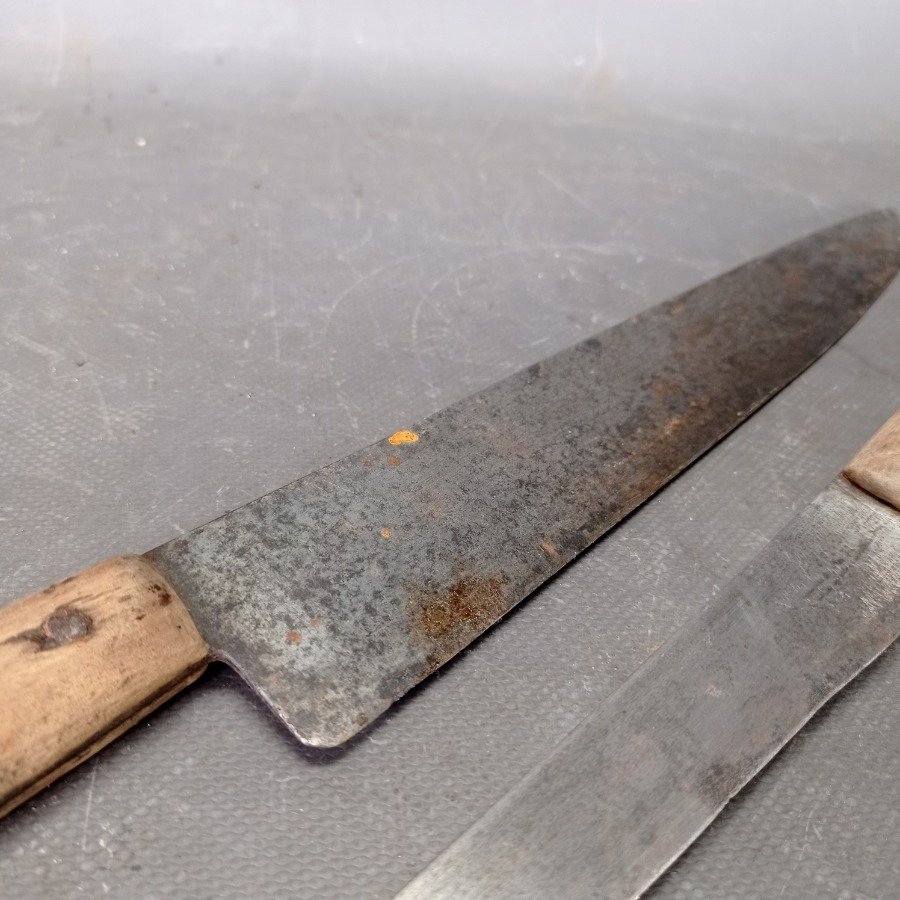 Dos cuchillos de cocina con manijas de madera y hojas de metal - imagen 3