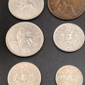 Lote de 6 monedas de Gran Bretaña: 1 Penny 1920, 6p 1960, 5p 1969/1970, 10p 1968/1974 - imagen 7