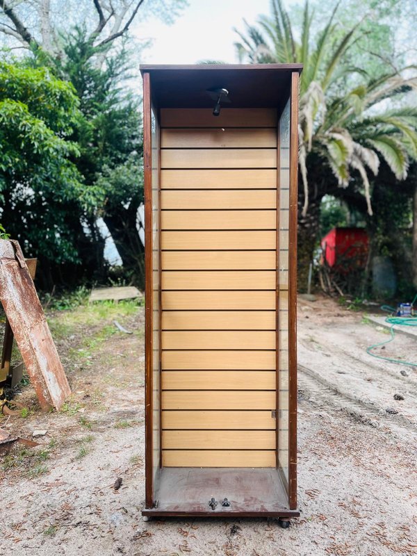Vitrina Exhibidora de Madera y Vidrio con Iluminación - imagen 1